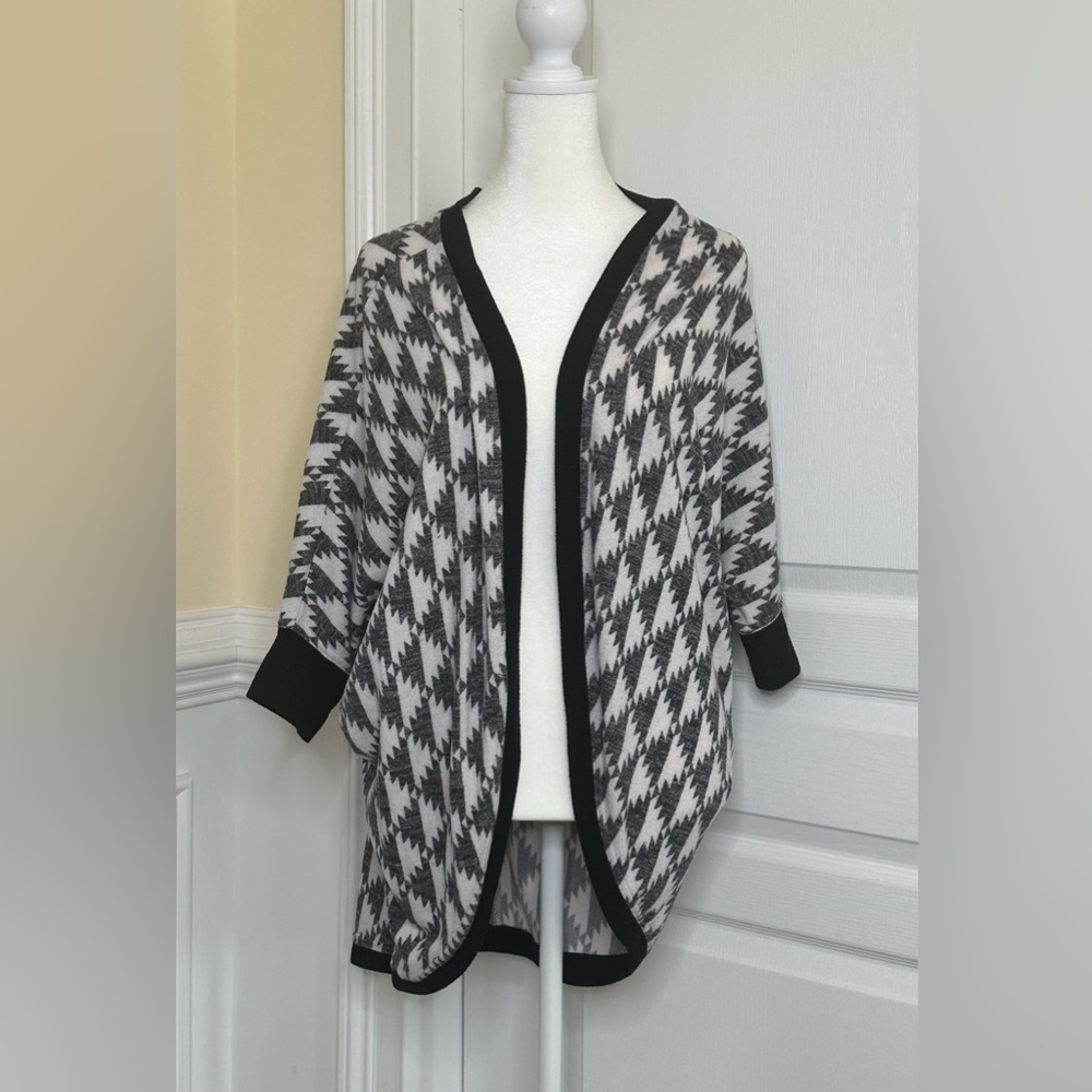 LuLaRoe Tracy Lightweight Sweater Knit Cardigan Size Small - Picture 2 of 11